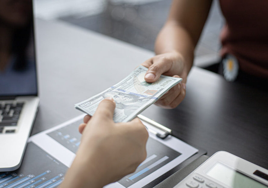 Counting money, businessmen have analyzed between cash and credit card which is consistent and convenient to spend in the present day.